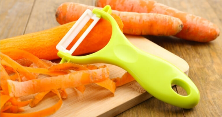 https://jckcutter.com/wp-content/uploads/2022/03/Peel-carrots-with-ceramic-peeler.jpg